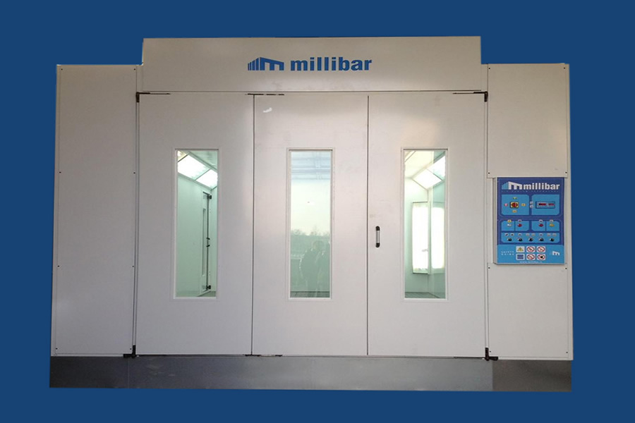 Zatvorena vrata komore za farbanje automobila