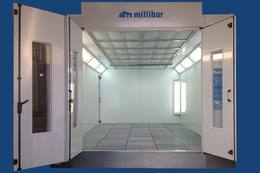 Otvorena vrata komore za farbanje automobila