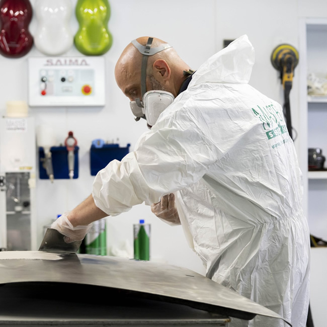 Covek u zastitnom farbarskom odelu u radu