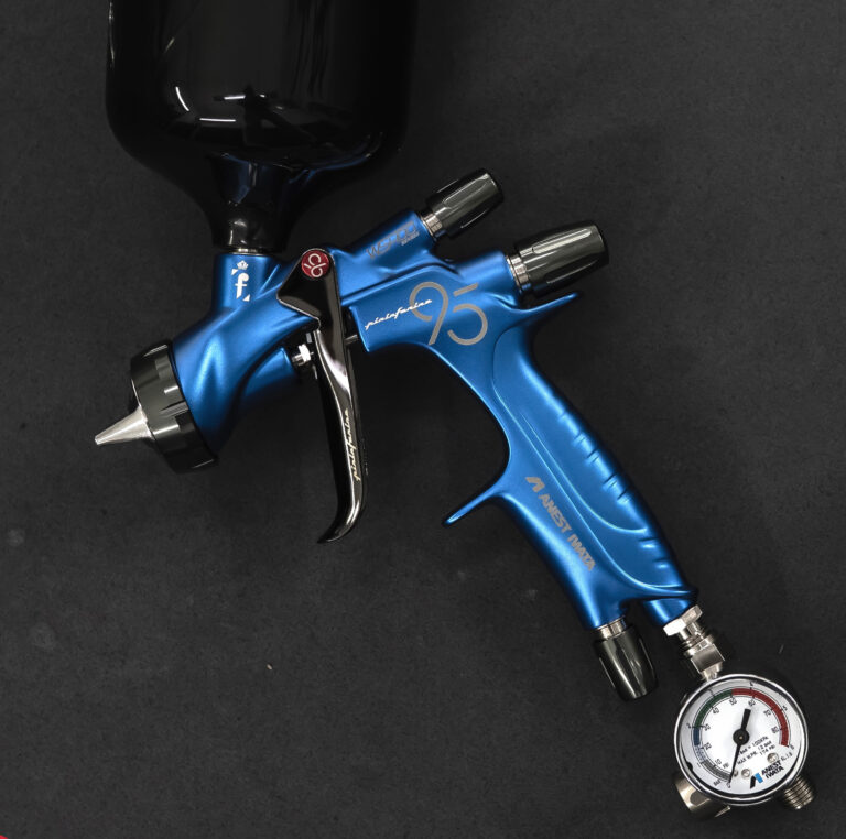 Pistolj za farbanje koji lezi na stolu